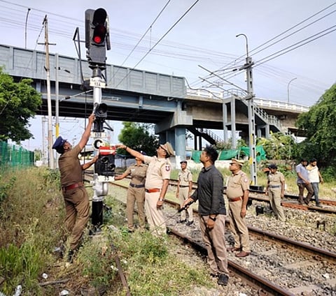 திண்டுக்கல் அம்பாத்துரை ரயில் நிலையங்கள் இடையிலான சமிஞ்சை விளக்குளை புதன்கிழமை ஆய்வு செய்த ரயில்வே போலீஸாா்.
