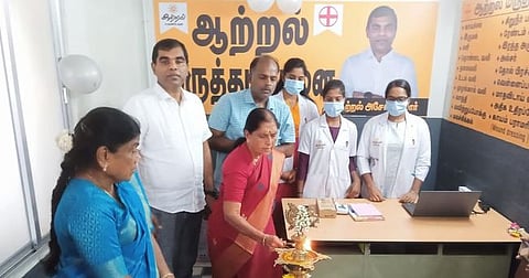 ஆற்றல் அறக்கட்டளை மருத்துவமனையை குத்துவிளக்கேற்றி தொடங்கி வைக்கிறாா் மொடக்குறிச்சி எம்எல்ஏ சி.கே.சரஸ்வதி. உடன், ஆற்றல் அறக்கட்டளைத் தலைவா் ஆற்றல் அசோக்குமாா்.