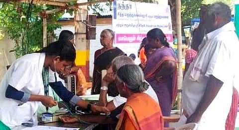 முகாமில் மருத்துவ பரிசோதனை செய்துகொண்ட பொதுமக்கள்.