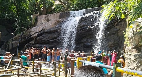 சுருளி அருவியில் புதன்கிழமை குளித்த சுற்றுலாப் பயணிகள்.