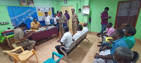 கமுதி வட்டாட்சியா் தலைமையில் நடைபெற்ற சமாதானக் கூட்டத்தில் கலந்து கொண்ட காவல் துறை, வருவாய்த் துறை அதிகாரிகள் மற்றும் கிராம மக்கள்.