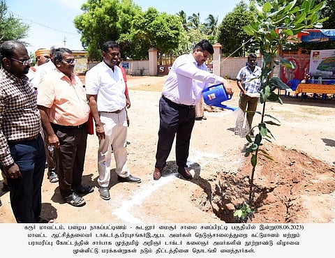 சணப்பிரட்டியில் வியாழக்கிழமை மரக்கன்று நட்ட மாவட்ட ஆட்சியா் மருத்துவா் த. பிரபுசங்கா்.