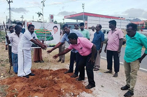 செண்பகராமன்புதூா் பகுதியில் மரம் நடும் பணியை தொடக்கி வைக்கும் நெடுஞ்சாலைத்துறை கோட்டப் பொறியளா் பாஸ்கரன், ஊராட்சி மன்றத் தலைவா் கல்யாணசுந்தரம்.