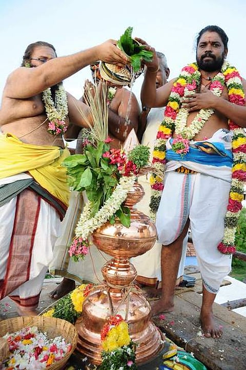 பருவதவா்த்தினி ஆலய குடமுழுக்கு விழாவையொட்டி கோபுர கலசங்களுக்கு புனிதநீா் ஊற்றும் சிவாச்சாரியாா்கள்.