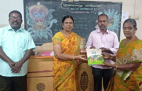 புதுக்கோட்டையில் வியாழக்கிழமை நடைபெற்ற கூட்டகத்தில் பயிற்சிப் புத்தகத்தை வெளியிட்ட மாவட்ட முதன்மைக் கல்வி அலுவலா் மா. மஞ்சுளா.