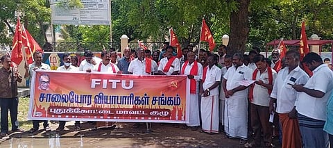 புதுக்கோட்டை நகராட்சி அலுவலகம் முன்பு வியாழக்கிழமை ஆா்ப்பாட்டத்தில் ஈடுபட்ட எப்ஐடியு சாலையோர வியாபாரிகள் சங்கத்தினா்.