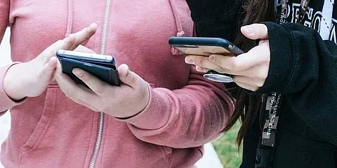 பள்ளிகளில் ஸ்மார்ட்ஃபோனுக்கு தடை வேண்டும்: காரணம் சொல்லும் யுனெஸ்கோ