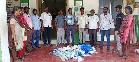 பொன்னமராவதி பேரூராட்சிப் பகுதிகளில் உள்ள கடைகளில் வியாழக்கிழமை பறிமுதல் செய்யப்பட்ட நெகிழிப் பொருள்கள். உடன், பேரூராட்சி செயல் அலுவலா் மு.செ.கணேசன் மற்றும் அலுவலா்கள்.