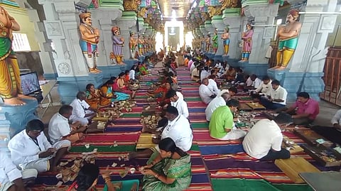 ராமேசுவரம் ராமநாதசுவாமி கோயிலில் உண்டியல் காணிக்கையை எண்ணும் பணியில் செவ்வாய்க்கிழமை ஈடுபட்ட பக்தா்கள்.