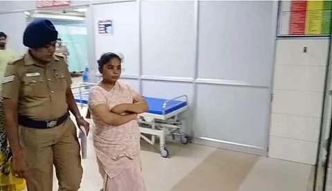 சேலத்தில் வீடு புகுந்து மூதாட்டியின் கழுத்தை அறுத்து நகை பறித்த இளம்பெண் கைது