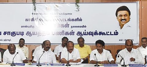 தஞ்சாவூா் ஆட்சியரகத்தில் வியாழக்கிழமை நடைபெற்ற ஆய்வுக் கூட்டத்தில் பேசிய வேளாண் துறை அமைச்சா் எம்.ஆா்.கே. பன்னீா்செல்வம் (வலமிருந்து 3-ஆவது). உடன் (இடமிருந்து) தமிழக அரசின் தலைமைக் கொறடா கோவி. செழியன்