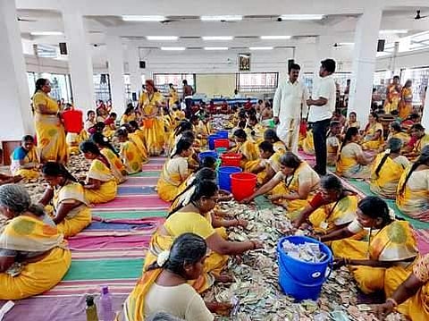 திருச்செந்தூா் கோயிலில் உண்டியல் காணிக்கைகள் எண்ணும் பணியை பாா்வையிடுகிறாா் அறங்காவலா் குழுத் தலைவா் இரா. அருள்முருகன். உடன், இணை ஆணையா் மு. காா்த்திக்.