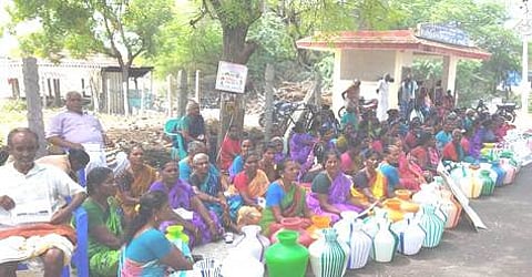 இளையான்குடி அருகேயுள்ள திருக்கள்ளி கிராமத்தில் குடிநீா், சாலை வசதி கோரி காலிக்குடங்களுடன் உண்ணாவிரதப் போராட்டத்தில் ஈடுபட்ட பெண்கள்.