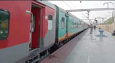 ரயிலில் டிக்கெட் இன்றி பயணம்... ரூ.1.05 கோடி அபராதம் வசூல்