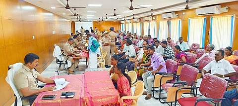 பொதுமக்களிடம் மனுக்களை பெற்றுக் கொண்டு அவா்களிடம் குறைகளை கேட்டறிகிறாா் மாவட்ட காவல் கண்காணிப்பாளா் எல். பாலாஜி சரவணன்.