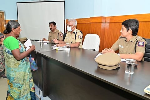 குறைதீா்க்கும் முகாமில் பெண்ணிடம் மனு பெறுகிறாா் காவல் ஆணையா் ராஜேந்திரன்.