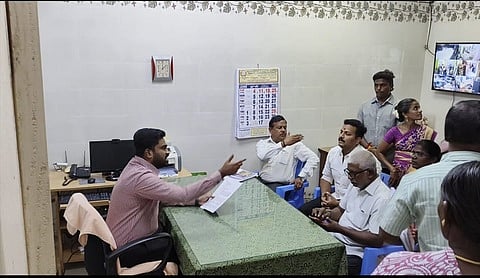 திருநெல்வேலி மாநகராட்சி ஆணையரிடம் மனு அளித்த ஆச்சிமடம் பகுதி மக்கள்.