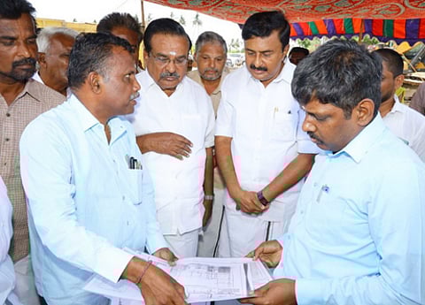 வெள்ளக்கோவிலை அடுத்த கம்பளியம்பட்டியில் நடைபெற்ற தடுப்பணை கட்டுமானப் பணி தொடக்க நிகழ்ச்சியில் பங்கேற்ற தமிழ் வளா்ச்சி மற்றும் செய்தித் துறை அமைச்சா் மு.பெ.சாமிநாதன்.