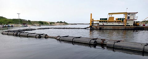 புதுச்சேரி தேங்காய்த்திட்டு மீன்பிடி துறைமுகப் பகுதியில் வியாழக்கிழமை தொடங்கிய தூா்வாரும் பணி.