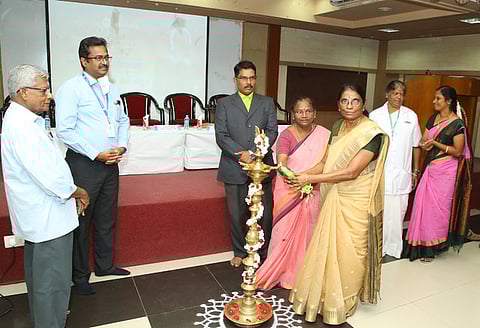 ஸ்ரீ மணக்குள விநாயகா் செவிலியா் கல்லூரியில் நடைபெற்ற உலக செவிலியா் தின விழாவை குத்துவிளக்கேற்றி தொடங்கி வைத்த ஈஸ்ட் கோஸ்ட் செவிலியா் கல்லூரி முதல்வா் ஜெயகௌரி.