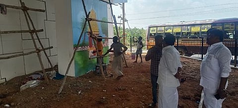 ஒசூரில் ராயக்கோட்டை சாலைச் சந்திப்பில் உள்ள மேம்பாலச் சுவரை அழகுபடுத்தும் பணியை ஆய்வு செய்த மாநகர மேயா் எஸ்.ஏ.சத்யா.