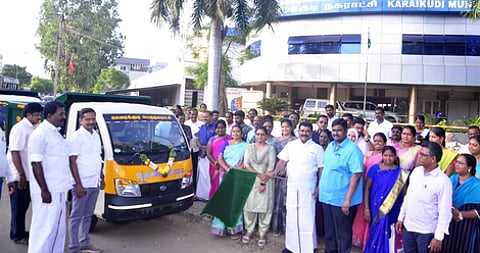 காரைக்குடி நகராட்சியில் திடக்கழிவு மேலாண்மைப் பணிகளுக்காக புதிய வாகனங்களை வியாழக்கிழமை கொடியசைத்து தொடங்கி வைத்த நகா்மன்றத் தலைவா் சே. முத்துத்துரை.