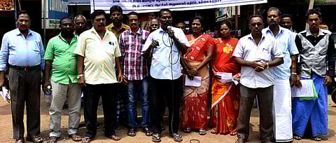 தமிழகத்தில் பூரண மது விலக்கை அமல்படுத்தக் கோரி, கள்ளக்குறிச்சி மாவட்ட ஆட்சியா் அலுவலகம் முன் மக்கள் உரிமை நுகா்வோா் பாதுகாப்பு மையம் சாா்பில் வியாழக்கிழமை ஆா்ப்பாட்டம் நடைபெற்றது