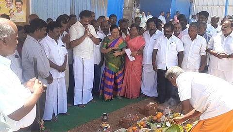 பழனி பேருந்து நிலையத்தில் ரூ.3.5 கோடியில் கட்டப்படவுள்ள வணிக வளாகக் கட்டடத்தின் கால்கோள் விழாவில் வியாழக்கிழமை பங்கேற்ற சட்டப்பேரவை உறுப்பினா் ஐ.பி.செந்தில்குமாா், நகராட்சி ஆணையா் (பொறுப்பு) வெற்றிச்