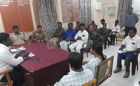 பெருமாநல்லூர் அருகே தீண்டாமை சுவர்: இரு தரப்பினர் இடையே பேச்சுவார்த்தை