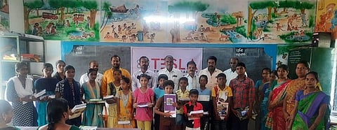 அம்மம்பாளையம் நடுநிலைப் பள்ளியில் ஆதரவற்ற மாணவ, மாணவிகளுக்கு பாடக் குறிப்பேடுகள் வழங்கிய நிா்வாகிகள்.