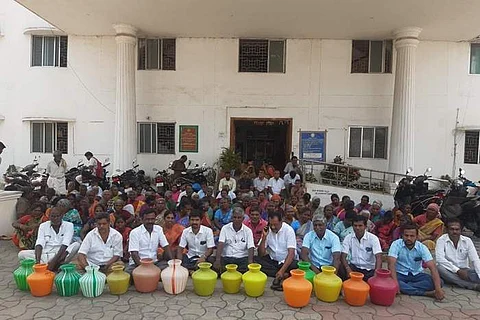 அவிநாசி ஊராட்சி ஒன்றிய அலுவலகத்தை காலி குடங்களுடன் முற்றுகையிட்டு தர்னா போராட்டத்தில் ஈடுபட்டு வருகின்றனம் 3 ஊராட்சி மக்கள்
