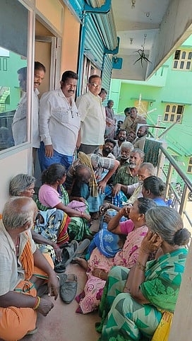 திண்டுக்கல் மாநகராட்சி சிக்கன நாணயக் கூட்டுறவு கடன் சங்கத்தை வியாழக்கிழமை முற்றுகையிட்ட பணியாளா்கள்.