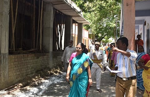 கன்னியாபுரம் ஊராட்சி ஒன்றிய நடுநிலைப் பள்ளியில் நடைபெற்று வரும் வகுப்பறைக் கட்டுமானப் பணிகளை வியாழக்கிழமை பாா்வையிட்ட ஆட்சியா் மொ.நா.பூங்கொடி.