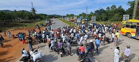 நத்தம் அருகேயுள்ள பரளி சுங்கச்சாவடி அருகே வியாழக்கிழமை சாலை மறியலில் ஈடுபட்ட பொடுகம்பட்டி கிராம மக்கள்.
