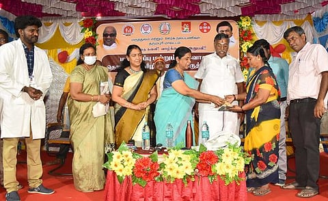 பாலக்கோடு அரசு மருத்துவமனையில் புறநோயாளிகளுக்கு அச்சிடப்பட்ட உறையில் மாத்திரைகளை வழங்குகிறாா் ஆட்சியா் கி.சாந்தி.