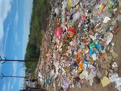 சிவகாசி-சாத்தூா் பிரதான சாலையோரத்தில் கொட்டப்பட்ட குப்பைகள்.