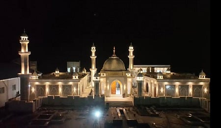 அம்மையப்பனில் தாஜ்மஹால் வடிவில் அமுா்தீனால் தனது தாயாருக்கு கட்டப்பட்ட நினைவிடம்.