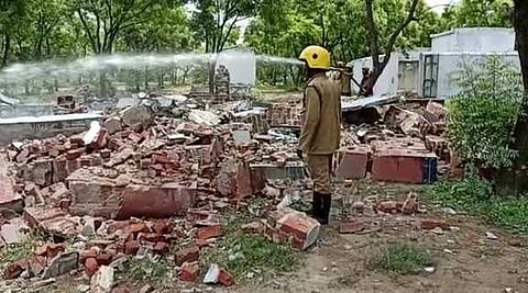 சிவகாசி அருகேயுள்ள அனுப்பன்குளம் பட்டாசு ஆலையில் வெள்ளிக்கிழமை ஏற்பட்ட வெடி விபத்தில் இடிந்து தரைமட்டமான பட்டாசு மருந்துக் கலவை அறை.