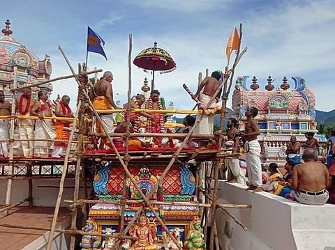 திருக்குறுங்குடி அழகிய நம்பிராயா் கோயிலில் சிவன் சந்நிதிக்கு வியாழக்கிழமை நடைபெற்ற கும்பாபிஷேகம்.