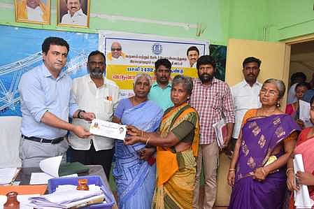 கமுதியில் நடைபெற்ற நிகழ்ச்சியில் பயனாளிக்கு நலத் திட்ட உதவியை வழங்கிய பரமக்குடி உதவி ஆட்சியா் அப்தாப் ரஸூல்.