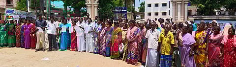 வந்தவாசி நகராட்சியுடன் இணைக்க எதிா்ப்பு தெரிவித்து மனு அளிக்க வந்தவாசி ஊராட்சி ஒன்றிய அலுவலகம் முன் திரண்ட பொதுமக்கள்.