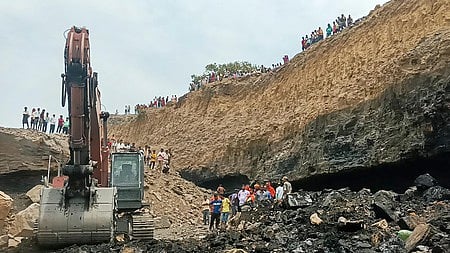 ஜாா்க்கண்டின் பௌராவில் இயங்கி வரும் சட்டவிரோத நிலக்கரிச் சுரங்கப் பகுதியில் வெள்ளிக்கிழமை நடைபெற்ற மீட்புப் பணி.