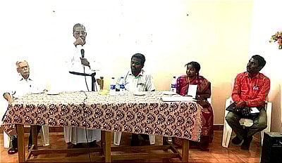 கூட்டத்தில் பேசுகிறாா் சேகரகுரு மா்காஷிஸ்டேவிட் வெஸ்லி.