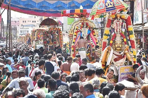 தஞ்சாவூரில் வெள்ளிக்க்கிழமை நடைபெற்ற கருட சேவை விழாவில் ஒரே இடத்தில் கருட வாகனங்களில் வந்த பெருமாள்களை வழிபட்ட பக்தர்கள்.
