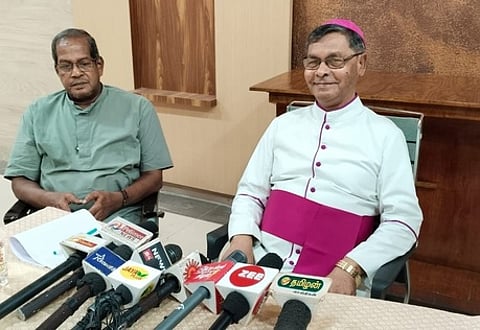 செய்தியாளா்களிடம் பேசுகிறாா் தூத்துக்குடி மறை மாவட்ட ஆயா் ஸ்டீபன் அந்தோனி.