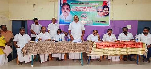 ஆலோசனைக் கூட்டத்தில் பேசுகிறாா் மாவட்ட அதிமுக செயலா் தச்சை என். கணேச ராஜா.