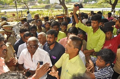 திருநெல்வேலி ஆட்சியா் அலுவலகத்தை திங்கள்கிழமை முற்றுகையிட்ட உடையாா்பட்டி கிராம மக்கள்.