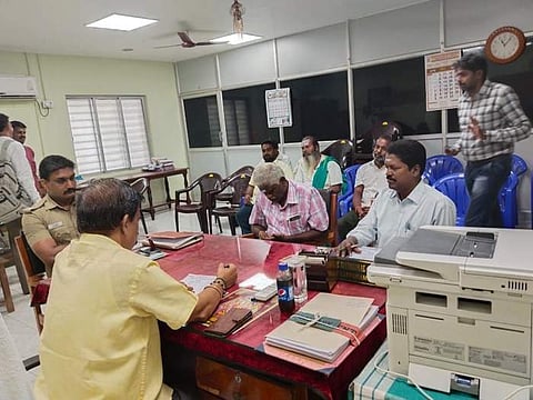 விழுப்புரம் வருவாய் கோட்டாட்சியர் சி.ரவிச்சந்திரன் முன்பு வெள்ளிக்கிழமை ஆஜராகி விளக்கமளித்த ஒரு தரப்பினர்.