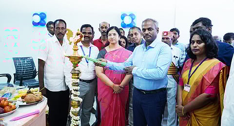 குத்துவிளக்கேற்றி இந்தியன் ஓவா்சீஸ் வங்கி புதிய கிளையைத் தொடங்கி வைத்த ஆட்சியா் தெ.பாஸ்கர பாண்டியன்.