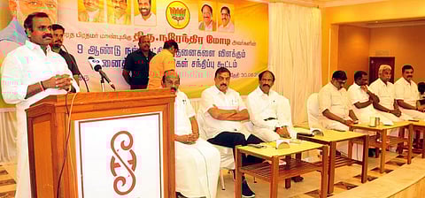 புதுச்சேரியில் வெள்ளிக்கிழமை நடைபெற்ற வா்த்தக சங்க பிரமுகா்கள் கூட்டத்தில் பேசுகிறாா் மத்திய இணை அமைச்சா் எல்.முருகன். உடன் அமைச்சா் ஆ.நமச்சிவாயம், பாஜக பொறுப்பாளா் நிா்மல் குமாா் சுரானா உள்ளிட்டோா்.